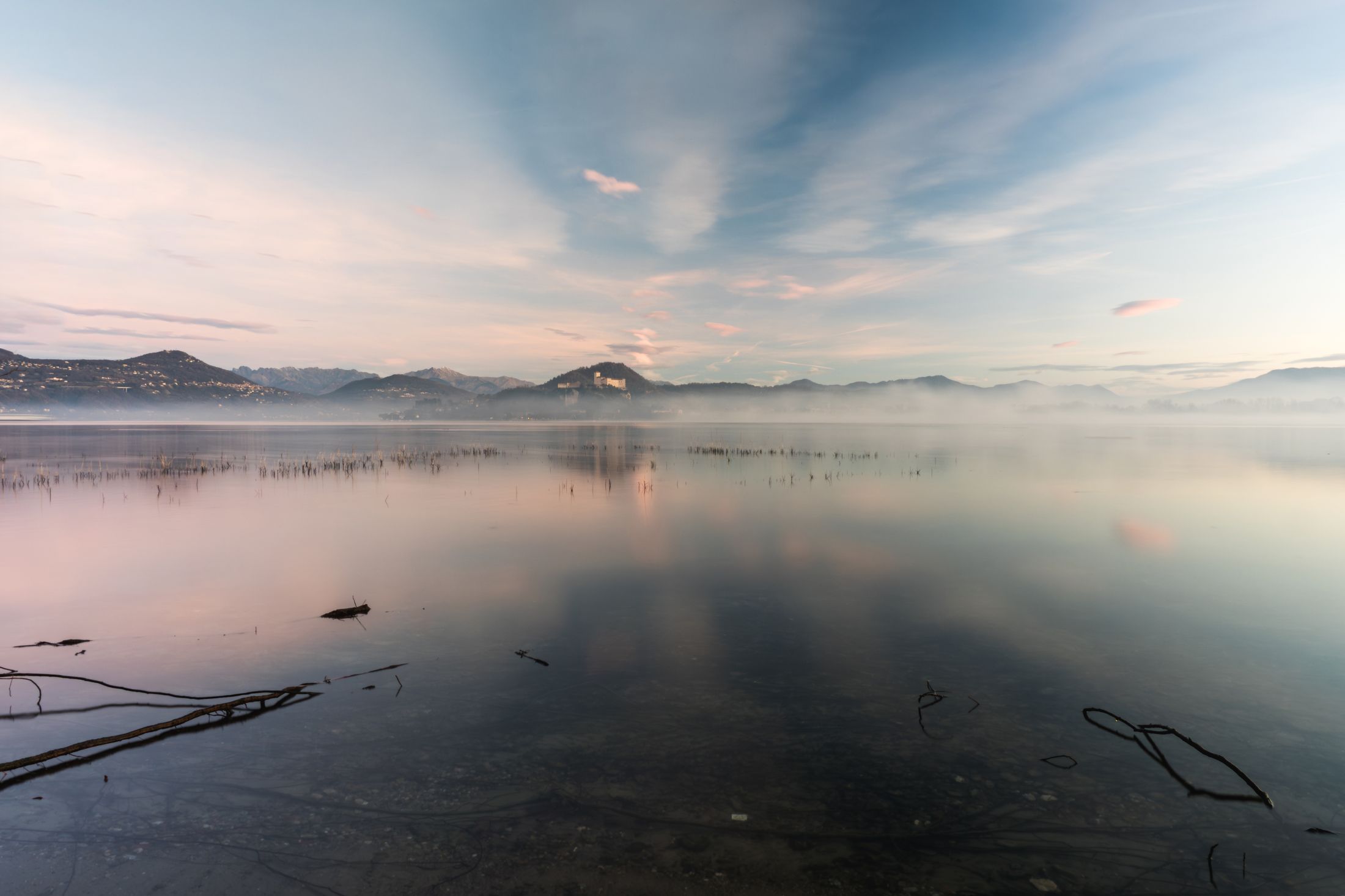 Stiller See im Morgennebel